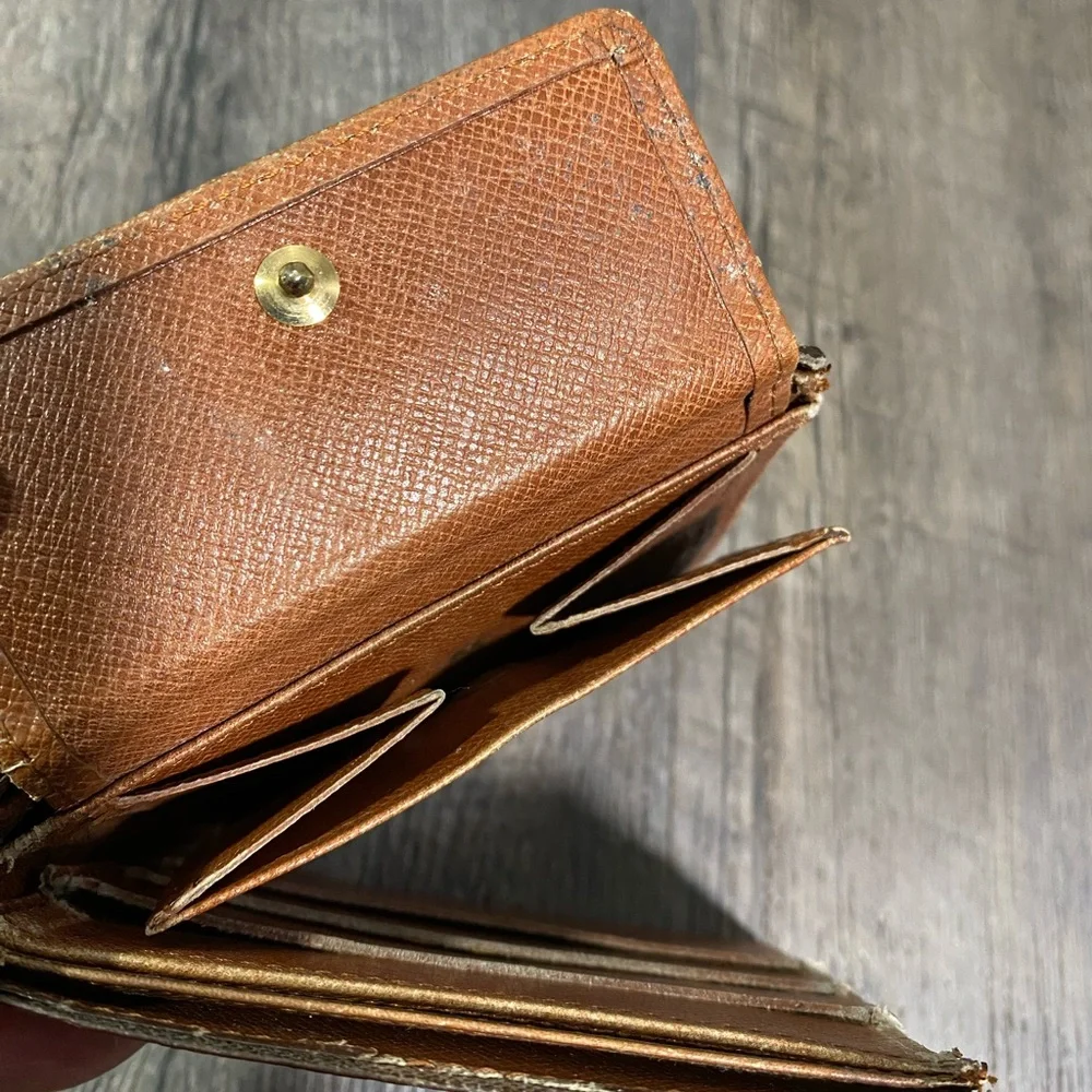 LOUIS VUITTON Monogram Mens Bi-Fold Wallet